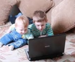 ¿Qué sucede si un niño está continuamente frente a una pantalla?
